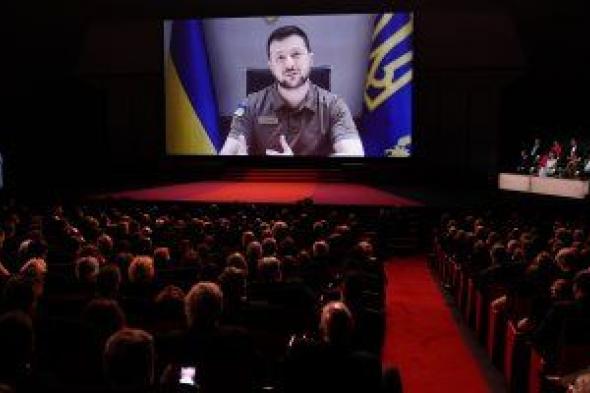الرئيس الأوكراني يلقى خطابا فى افتتاح مهرجان كان الـ75.. صور
