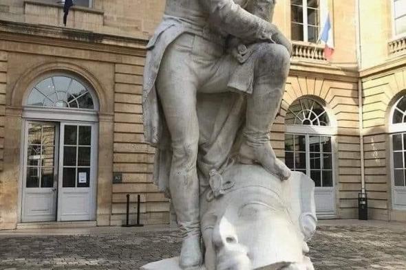 عاجل .. تصاعد موجة الغضب ضد تمثال في فرنسا لشامبليون يضع قدمه فوق رأس الملك رمسيس !