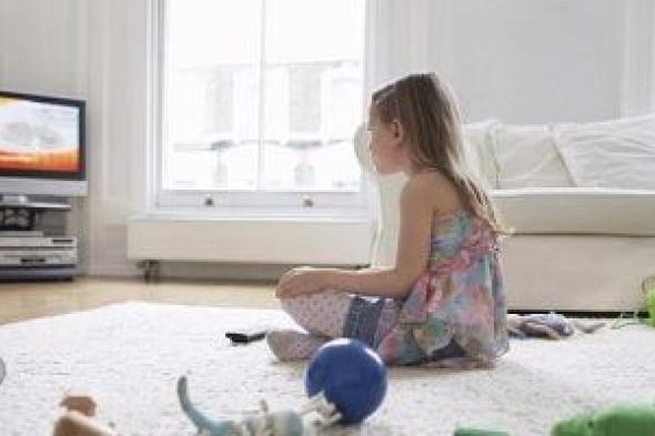 دراسىة بريطانية: مشاهدة التليفزيون مفيدة للطفل بهذه الشروط