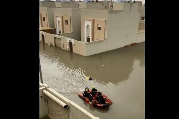 قوارب المدني تتجول في بوابة الشرق بعد غرقه بسبب السيول ولقطات توثق الواقعة