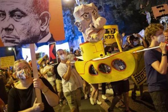 الإسرائيليون ينزلون إلى الشوارع بالآلاف ضد نتنياهو ( فيديو)السبت 28/يناير/2023 - 09:17 م
مساء السبت الماضي وللأسبوع الثالث على التوالي تظاهر نحو 100 ألف إسرائيلي، في عدة مدن احتجاجًا على حكومة بنيامين نتنياهو ووزير العدل ياريف ليفين.