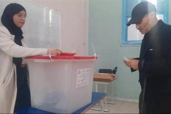 إغلاق باب التصويت في انتخابات البرلمان التونسي وبدء الفرزالأحد 29/يناير/2023 - 10:18 م
كان التصويت في حولة الاعادة للانتخابات التشريعية التونسية لأول مرة على الأفراد، وليس القوائم كما كان معهودا، وعلى دورتين.