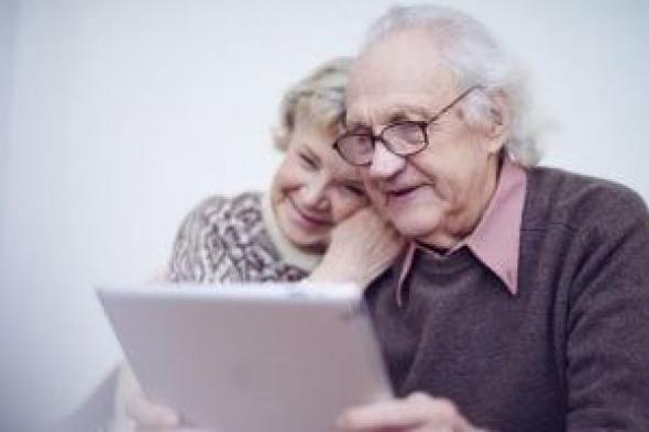 دراسة: كبار السن يسعون لتعلم التكنولوجيا الحديثة للبقاء على تواصل بأحبائهم