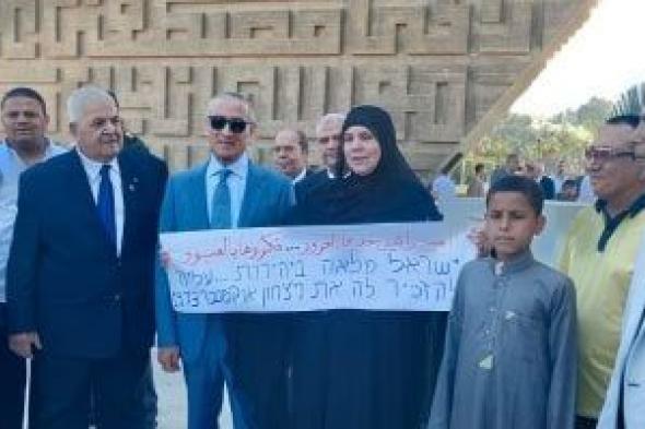 سيدة
      تلقى
      قصيدة
      أمام
      قبر
      السادات:
      إسرائيل
      خدها
      الغرور..
      فكروها
      بالعبور..
      فيديو