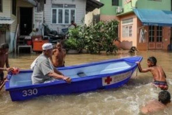فيضانات
      غير
      مسبوقة
      تضرب
      تايلاند
      والسكان
      يبحرون
      بالقوارب
      بين
      منازلهم..
      فيديو