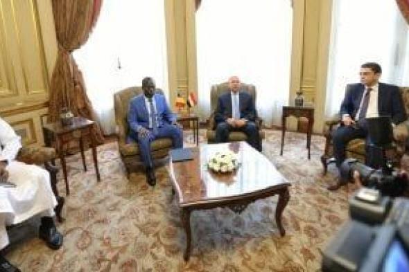 كامل
      الوزير:
      طريق
      مصر
      ـ
      تشاد
      محور
      استراتيجى
      لتواصل
      وسط
      و
      شمال
      أفريقيا