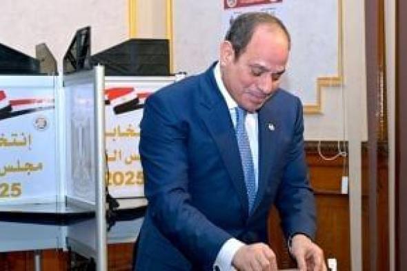 لحظة
      استقبال
      المواطنين
      للرئيس
      السيسى
      بأعلام
      مصر
      أمام
      لجنته
      الانتخابية..
      فيديو