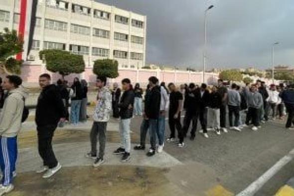 طوابير
      أمام
      لجان
      التجمع
      الخامس
      قبل
      فتح
      أبواب
      اللجان
      فى
      انتخابات
      النواب..
      صور