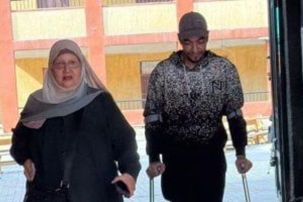 كبار
      السن
      وذوو
      الاحتياجات
      الخاصة
      يتهافتون
      على
      التصويت
      فى
      مدرسة
      محمد
      فريد