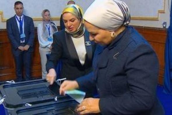 السيدة
      انتصار
      السيسى
      تدلى
      بصوتها
      فى
      انتخابات
      مجلس
      النواب..
      فيديو