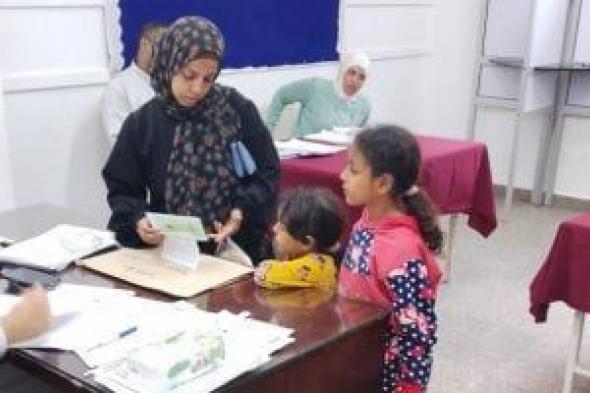 الناخبون
      يصطحبون
      أبناءهم
      خلال
      عملية
      التصويت
      فى
      عين
      شمس
      والمطرية..
      صور