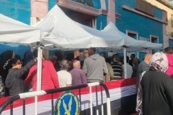 القاضى
      أحمد
      بندارى
      يجرى
      اتصالا
      بالفيديو
      كونفرانس
      مع
      رؤساء
      لجان
      الانتخابات