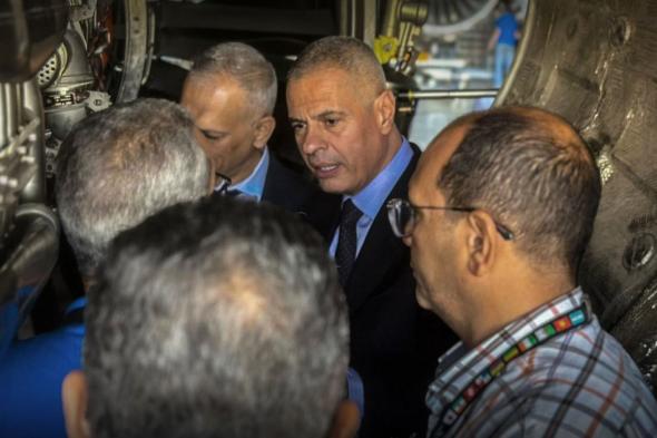 رئيس
      مصر
      للطيران
      يتفقد
      مواقع
      العمل
      بشركة
      الصيانة
      والهناجر
      ..