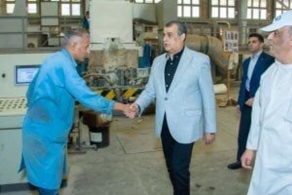 وزير
      الانتاج
      الحربي
      يتابع
      سير
      العمل
      بشركة
      حلوان
      للصناعات
      غير
      الحديدية