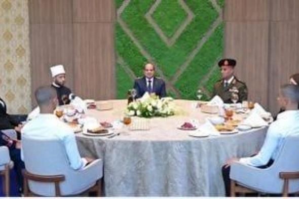 جامعة
      القاهرة:
      نعتز
      بشهادة
      الرئيس
      السيسي
      بالدور
      الفاعل
      لطلاب
      الجامعة