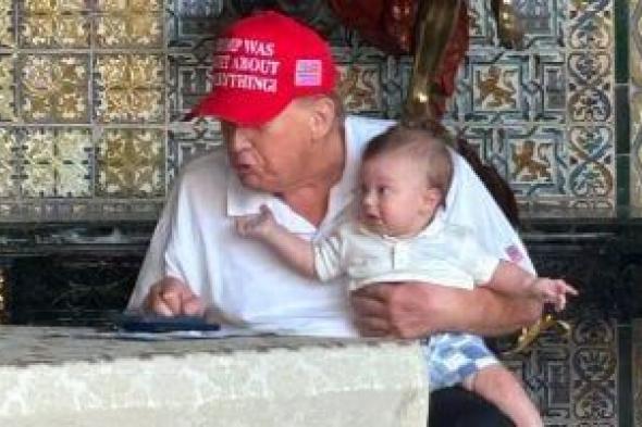 تيفانى
      ترامب
      تنشر
      صورة
      لوالدها
      يحتضن
      حفيده
      ألكسندر
      فى
      مارالاجو..
      صورة