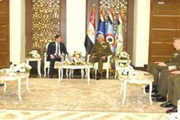 وزير
      الدفاع
      ورئيس
      أركان
      حرب
      القوات
      المسلحة
      يلتقيان
      عددا
      من
      قادة
      الوفود
      العسكرية