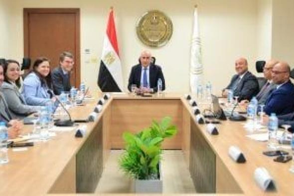 وزير
      التعليم:
      نسعى
      للوصول
      إلى
      متوسط
      31
      طالبا
      فى
      الفصل
      الواحد
      بحلول
      2027