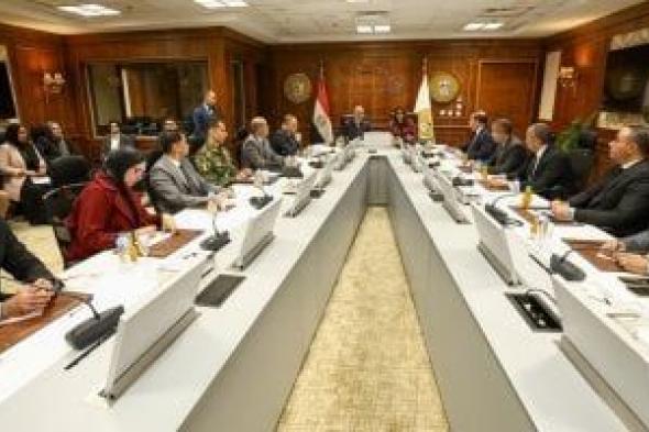 وزيرة
      التنمية
      المحلية:
      رئيس
      الوزراء
      يوجه
      بدعم
      المستثمرين
      الجادين