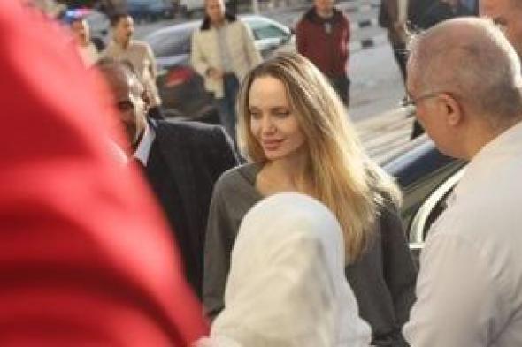 أنجلينا
      جولى
      تزور
      مستشفى
      العريش
      وتلتقى
      المصابين
      من
      غزة