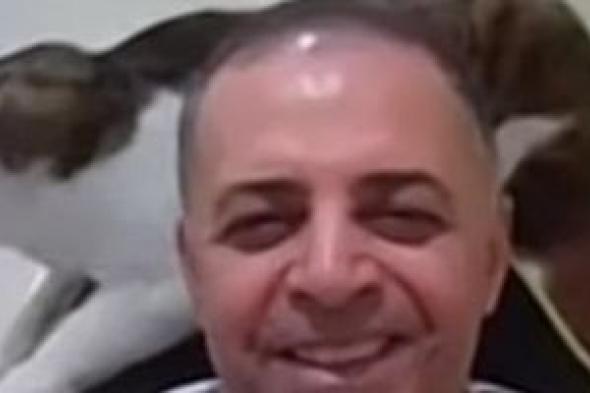 لحظة
      طريفة
      على
      الهواء..
      قطة
      تقتحم
      لقاءً
      صحفيًا
      وتقفز
      على
      كرسى
      الضيف
      (فيديو)