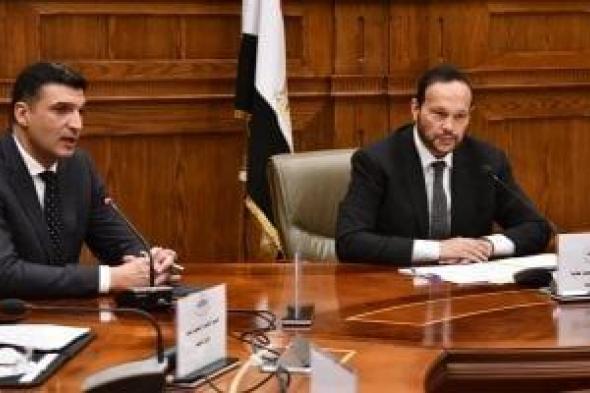 وزير
      الصناعة:
      إصدار
      نظام
      الإيجار
      فى
      المناطق
      الصناعية
      لتيسير
      الاستثمار