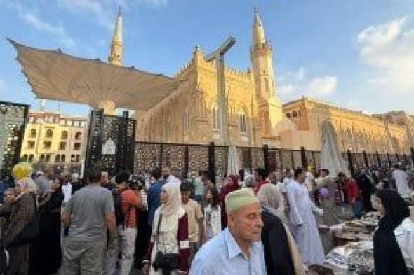 فرحة
      العيد..
      العائلات
      يحتفلون
      بعيد
      الأضحى
      أمام
      مسجد
      الحسين