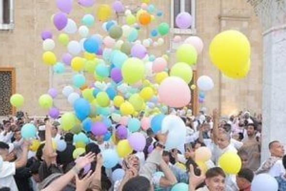 فرحة
      العيد..
      العائلات
      يحتفلون
      بعيد
      الأضحى
      أمام
      مسجد
      الحسين..
      صور