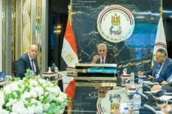وزير
      الإنتاج
      الحربى:
      لا
      تهاون
      مع
      أى
      تأخير
      فى
      تنفيذ
      مشروعات
      حياة
      كريمة