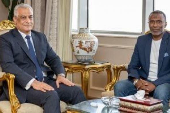 جمبلاط
      يلتقى
      المدير
      الفنى
      للفريق
      الأول
      لكرة
      القدم
      بنادى
      الإنتاج
      الحربى