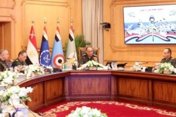 الفريق أشرف سالم زاهر يلتقى عدداً من مقاتلى الجيشين الثانى والثالث الميدانيين